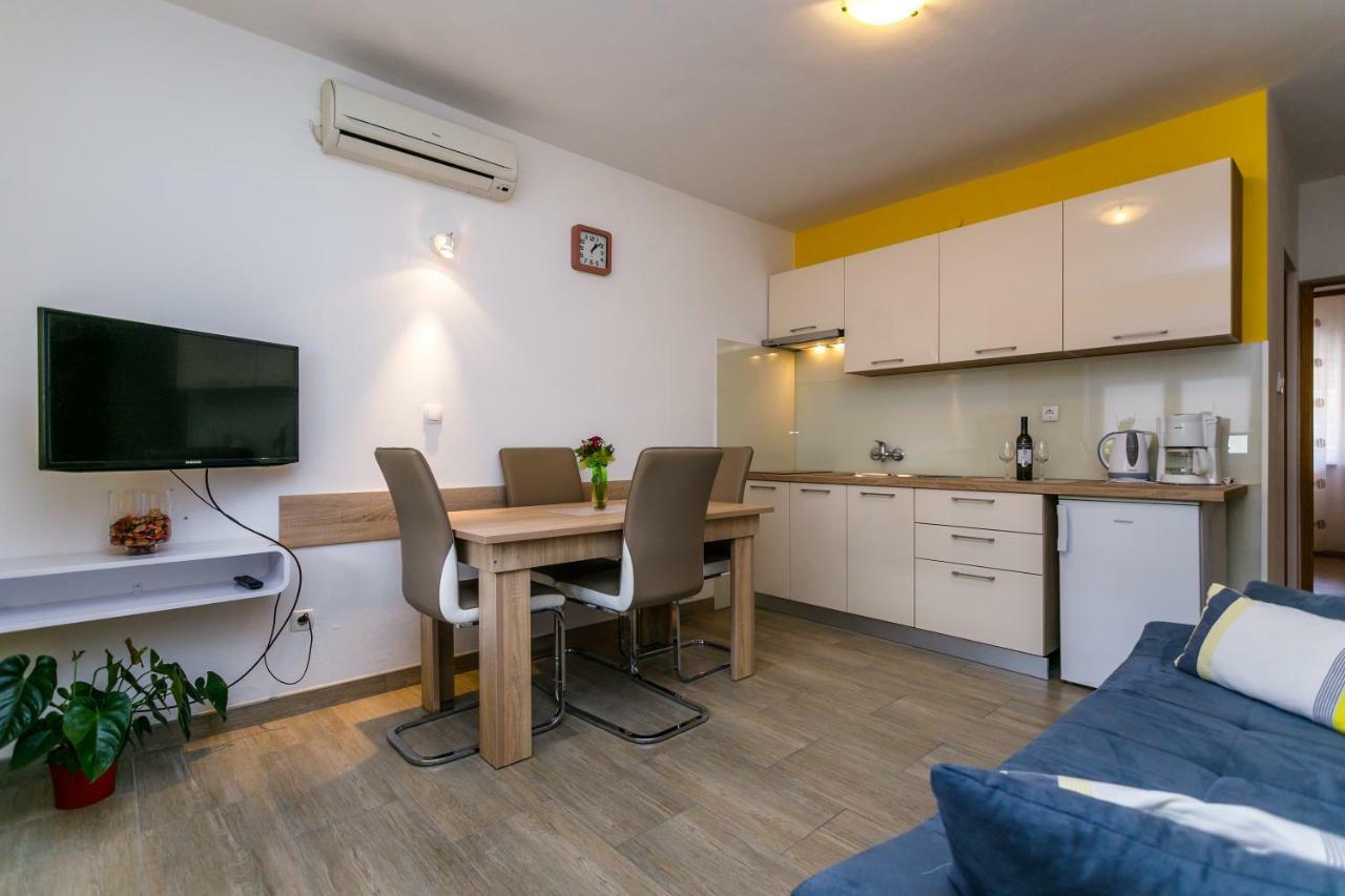 Holiday House Snjezana Krk Town Bagian luar foto