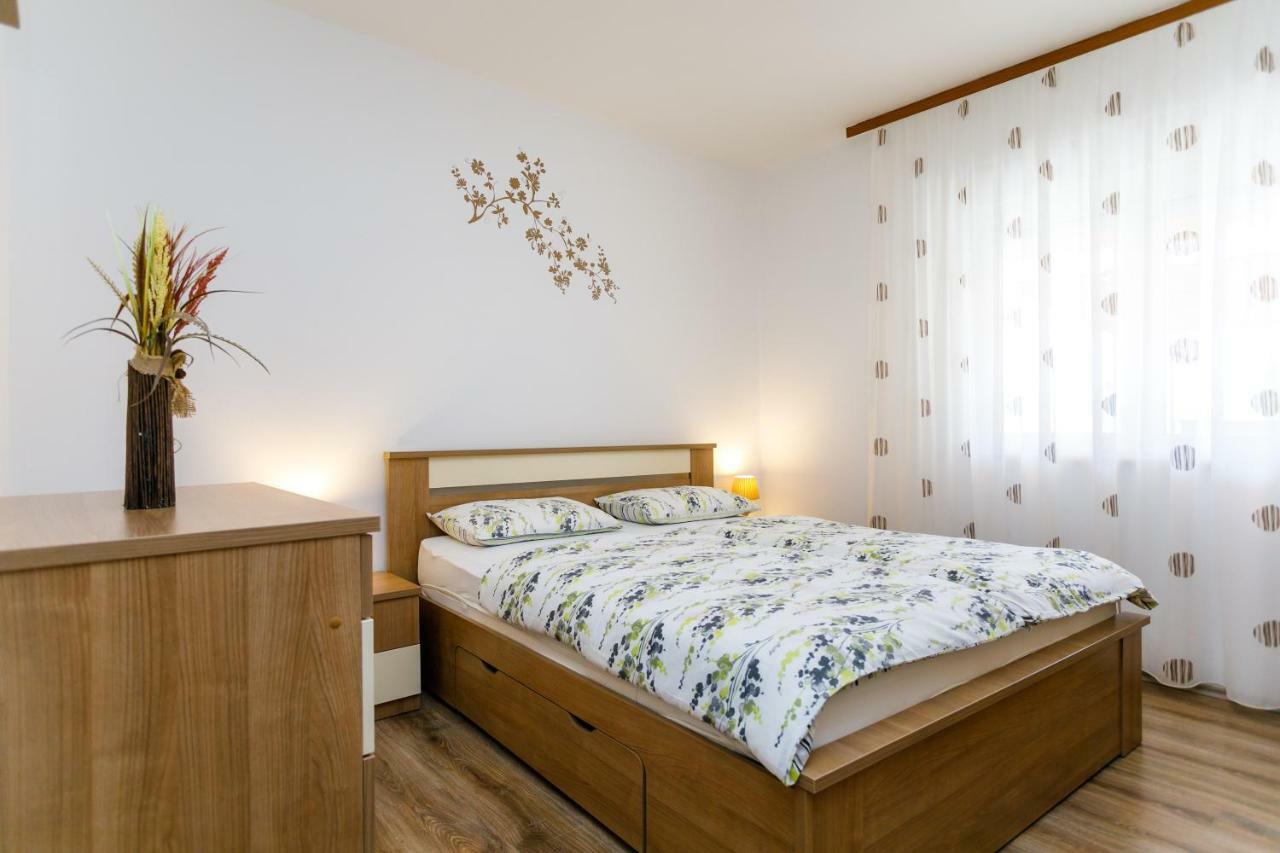 Holiday House Snjezana Krk Town Bagian luar foto