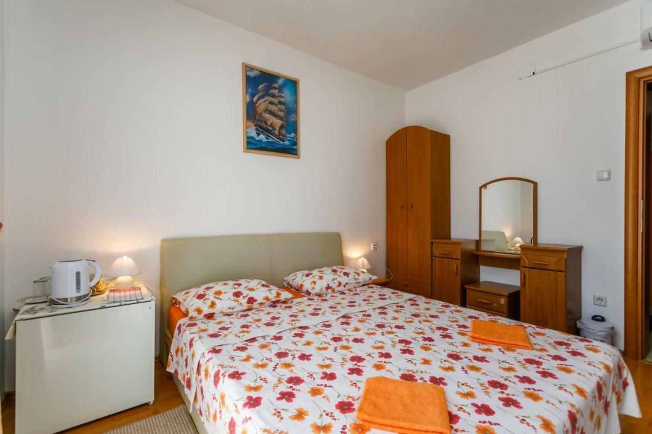 Holiday House Snjezana Krk Town Bagian luar foto