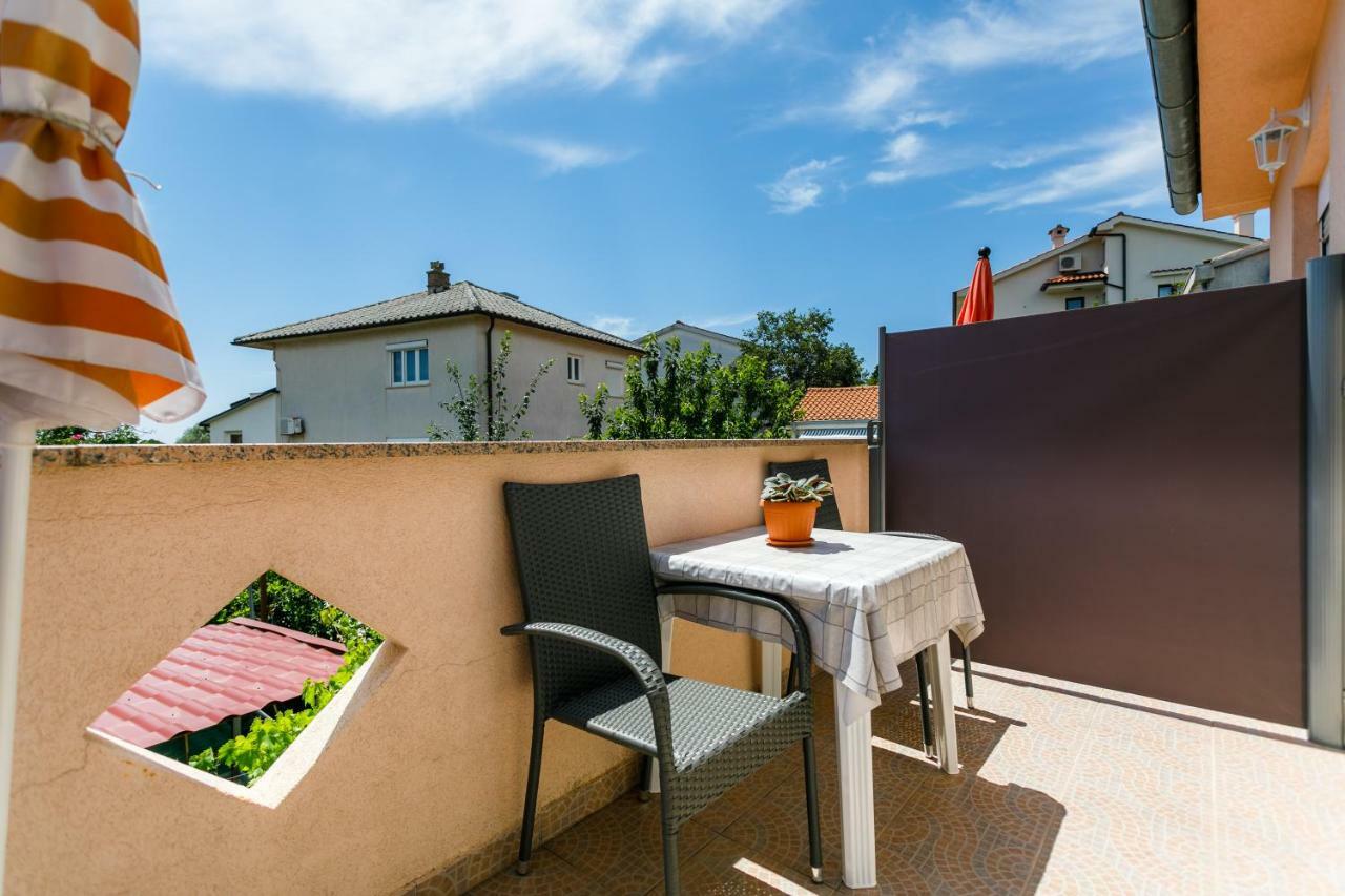 Holiday House Snjezana Krk Town Bagian luar foto